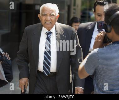 10. Mai 2016 - Sacramento, Kalifornien, USA - Babulal Bera, der Vater von Repa Ami Bera, D-Elk Grove, verlässt heute Morgen das Bundesgericht mit seinem Anwalt Edward Loya Jr., rechts, gefolgt von Mitgliedern der Medien am Dienstag, 10. Mai 2016 in Sacramento, Kalifornien. Der ältere Bera hat sich heute vor Bundesgericht wegen zwei Verstoßes gegen die Wahlkampffinanzierung schuldig erklärt. Bera, dessen Sohn in Sacmenramenramento, zu einer Wiederwahl gegen den Sheriff County, den Republikaner Scott, verurteilt. wurde angeklagt, übermäßige Kampagnenspenden und Spenden im Namen einer anderen Person geleistet zu haben. (Kreditbild: © Stockfoto
