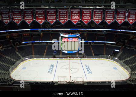 16. April 2016: Ein allgemeiner Blick auf ein leeres Verizon Center mit den aktuellen Bannern, die vor dem zweiten Spiel der National Hockey League Eastern Conference in der ersten Runde zwischen den Washington Capitals und den Philadelphia Flyers im Verizon Center in Washington DC hängen. Obligatorischer Hinweis: Kostas Lymperopoulos/CSM (Kreditbild: © Kostas Lymperopoulos/CSM via ZUMA Wire) Stockfoto