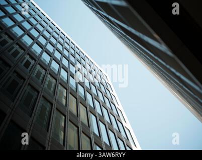 Konvergierende Glasfassaden, Die Den Klaren Blauen Himmel Umrahmen Stockfoto
