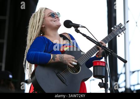 17. April 2016 - Fort Lauderdale, Florida, USA - Sängerin Elle King tritt auf der Bühne während des Tortuga Music Festivals 2016 auf – Tag 3. (Bild: © Debby Wong via ZUMA Wire) Stockfoto