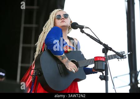17. April 2016 - Fort Lauderdale, Florida, USA - Sängerin Elle King tritt auf der Bühne während des Tortuga Music Festivals 2016 auf – Tag 3. (Bild: © Debby Wong via ZUMA Wire) Stockfoto