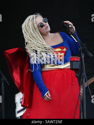 17. April 2016 - Fort Lauderdale, Florida, USA - Sängerin Elle King tritt auf der Bühne während des Tortuga Music Festivals 2016 auf – Tag 3. (Bild: © Debby Wong via ZUMA Wire) Stockfoto