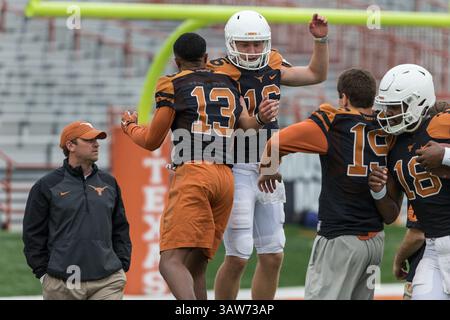 16. April 2016: Texas Longhorns Quarterback Shane Buechele (16) und Texas Longhorns Quarterback Jerrod Heard (13) zuvor während des Orange and White Spring Game im Darrell K Royal - Texas Memorial Stadium in Austin, TX Tim Warner/CSM. (Kreditbild: © Tim Warner/CSM via ZUMA Wire) Stockfoto