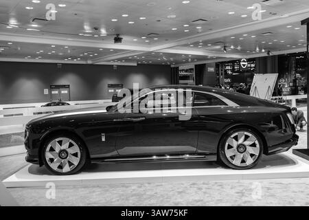 New York City, USA - 27. März 2024: Rollt Royce Spectre Luxusfahrzeug auf der New York International Auto Show, Seitenansicht Stockfoto