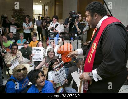 25. April 2016: Raleigh, North Carolina, North Carolina, NAACP-Präsident Rev. William Barber führt am Montag, 25. April 2016, einen friedlichen Sit-in-Protest gegen HB2 im State Legislative Building in Raleigh, N.C., an. (Bild: © Robert Willett/TNS via ZUMA Wire) Stockfoto