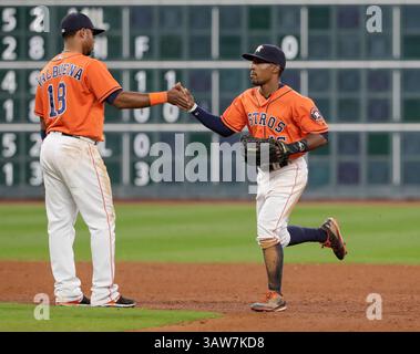 3. Juni 2016: Tony Kemp (16) feiert mit Houston Astros den dritten Baseman Luis Valbuena (18) nach dem Major League Baseballspiel zwischen den Oakland Athletics und den Houston Astros im Minute Maid Park in Houston, Texas. Die Astros besiegten den A's 12-2 Tim Warner/CSM. (Kreditbild: © Tim Warner/CSM via ZUMA Wire) Stockfoto