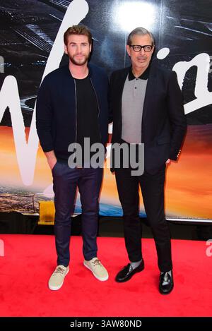 6. Juni 2016 - London, England - Liam Hemsworth (L) und Jeff Goldblum nehmen an einem Fotogespräch auf Bahnsteig 16 am Bahnhof London Euston Teil, während Virgin Trains den Unabhängigkeitstag der Wiederbelebung des Zuges enthüllt und am 6. Juni 2016 seinen neuen kostenlosen Bordunterhaltungs-Service in London eröffnet (Credit Image: © Famous/Ace Pictures via ZUMA Press) Stockfoto