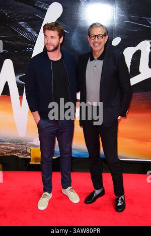 6. Juni 2016 - London, England - Liam Hemsworth (L) und Jeff Goldblum nehmen an einem Fotogespräch auf Bahnsteig 16 am Bahnhof London Euston Teil, während Virgin Trains den Unabhängigkeitstag der Wiederbelebung des Zuges enthüllt und am 6. Juni 2016 seinen neuen kostenlosen Bordunterhaltungs-Service in London eröffnet (Credit Image: © Famous/Ace Pictures via ZUMA Press) Stockfoto