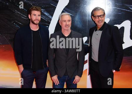 6. Juni 2016 - London, England - Liam Hemsworth (L), Roland Emmerich (C) und Jeff Goldblum nehmen an einem Fotoanruf auf Bahnsteig 16 am Bahnhof Euston Teil, während Virgin Trains den Unabhängigkeitstag der Wiederbelebung des Zuges enthüllt und am 6. Juni 2016 seinen neuen kostenlosen Bordunterhaltungsservice in London eröffnet (Kreditbild: © Famous/Ace Pictures via ZUMA Press) Stockfoto