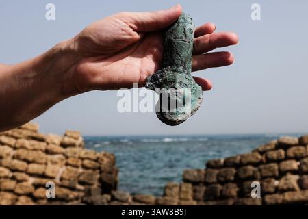 16. Mai 2016 - Cäsarea, Israel - eine Unterwasser-Bergungsuntersuchung, die in den letzten Wochen im alten Caesarea Harbor von Tauchern der Israel Antiquities Authority durchgeführt wurde, führte zur Exposition eines â€ œlarge, einer spektakulären und wunderschönen antiken Marine cargoâ€ eines Handelsschiffes, das während der späten römischen Zeit vor etwa 1.600 Jahren sank. Unter den gut erhaltenen Bronzeartefakten befinden sich zwei Metallklumpen, die aus Tausenden von 20 kg schweren Münzen bestehen und die Bilder des Kaisers Konstantin tragen, der das westliche Römische Reich (312-324 n. Chr.) regierte und später als Konstantin der große, ru bekannt war Stockfoto
