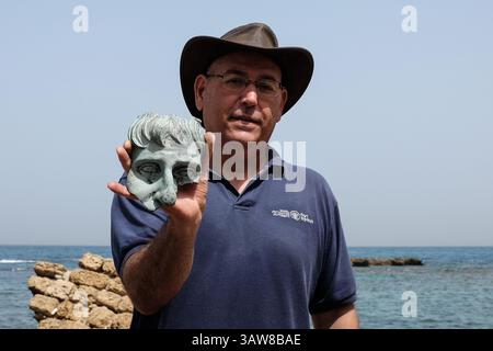16. Mai 2016: Caesarea, Israel – JACOB SHARVIT, Direktor der Marine Archaeology Unit der Israel Antiquities Authority, hält ein Fragment eines lebensgroßen Kopfes einer nicht identifizierten Statue. Eine in den letzten Wochen von Tauchern der Israel Antiquities Authority durchgeführte Unterwasser-Bergungsuntersuchung im alten Caesarea Harbor hat dazu geführt, dass ein â œlarge, ein spektakuläres und schönes, antikes Marineschiff cargoâ eines Handelsschiffs, das während der späten römischen Zeit vor etwa 1.600 Jahren sank, ausgesetzt war. Unter den gut erhaltenen Bronzeartefakten befinden sich zwei metallische Klumpen, die aus Tausenden von Münzgewichten bestehen Stockfoto