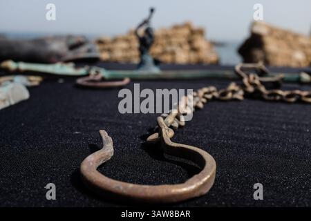 16. Mai 2016: Cäsarea, Israel – eine antike Waage gehört zu den Artefakten, die im Hafen des Caesarea-Nationalparks entdeckt wurden. Eine in den letzten Wochen von Tauchern der Israel Antiquities Authority durchgeführte Unterwasser-Bergungsuntersuchung im alten Caesarea Harbor hat dazu geführt, dass ein â œlarge, ein spektakuläres und schönes, antikes Marineschiff cargoâ eines Handelsschiffs, das während der späten römischen Zeit vor etwa 1.600 Jahren sank, ausgesetzt war. Unter den gut erhaltenen Bronzeartefakten befinden sich zwei metallische Klumpen, die aus Tausenden von Münzen mit einem Gewicht von 20 kg bestehen und die Bilder des Kaisers Konstante tragen Stockfoto