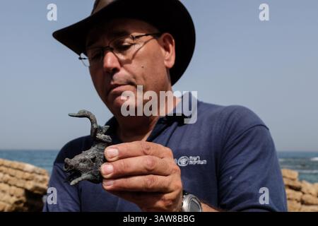 16. Mai 2016 - Cäsarea, Israel - eine Unterwasser-Bergungsuntersuchung, die in den letzten Wochen im alten Caesarea Harbor von Tauchern der Israel Antiquities Authority durchgeführt wurde, führte zur Exposition eines â€ œlarge, einer spektakulären und wunderschönen antiken Marine cargoâ€ eines Handelsschiffes, das während der späten römischen Zeit vor etwa 1.600 Jahren sank. Unter den gut erhaltenen Bronzeartefakten befinden sich zwei Metallklumpen, die aus Tausenden von 20 kg schweren Münzen bestehen und die Bilder des Kaisers Konstantin tragen, der das westliche Römische Reich (312-324 n. Chr.) regierte und später als Konstantin der große, ru bekannt war Stockfoto