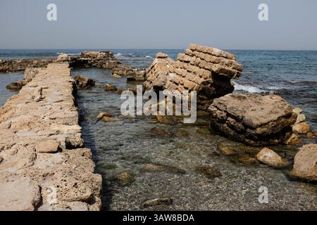 16. Mai 2016 - Cäsarea, Israel - eine Unterwasser-Bergungsuntersuchung, die in den letzten Wochen im alten Caesarea Harbor von Tauchern der Israel Antiquities Authority durchgeführt wurde, führte zur Exposition eines â€ œlarge, einer spektakulären und wunderschönen antiken Marine cargoâ€ eines Handelsschiffes, das während der späten römischen Zeit vor etwa 1.600 Jahren sank. Unter den gut erhaltenen Bronzeartefakten befinden sich zwei Metallklumpen, die aus Tausenden von 20 kg schweren Münzen bestehen und die Bilder des Kaisers Konstantin tragen, der das westliche Römische Reich (312-324 n. Chr.) regierte und später als Konstantin der große, ru bekannt war Stockfoto