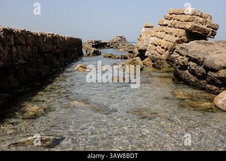 16. Mai 2016 - Cäsarea, Israel - eine Unterwasser-Bergungsuntersuchung, die in den letzten Wochen im alten Caesarea Harbor von Tauchern der Israel Antiquities Authority durchgeführt wurde, führte zur Exposition eines â€ œlarge, einer spektakulären und wunderschönen antiken Marine cargoâ€ eines Handelsschiffes, das während der späten römischen Zeit vor etwa 1.600 Jahren sank. Unter den gut erhaltenen Bronzeartefakten befinden sich zwei Metallklumpen, die aus Tausenden von 20 kg schweren Münzen bestehen und die Bilder des Kaisers Konstantin tragen, der das westliche Römische Reich (312-324 n. Chr.) regierte und später als Konstantin der große, ru bekannt war Stockfoto