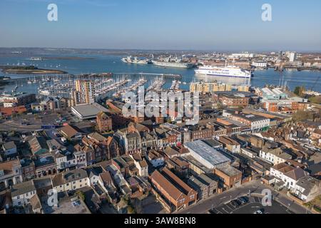 Aus der Vogelperspektive von Gosport mit einer Fähre der Brittany Ferries in Richtung Portsmouth Port Ferry Terminal, Portsmouth, Hampshire, Großbritannien. Stockfoto