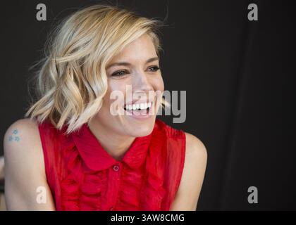 4. Dezember 2014 – Hollywood, Kalifornien, USA – SIENNA MILLER wirbt für „American Sniper“. Sienna Rose Diana Miller (* 28. Dezember 1981) ist eine britisch-amerikanische Schauspielerin, Model und Modedesignerin. 2008 wurde sie für den BAFTA Rising Star Award nominiert, während sie für ihre Rolle als Tippi Hedren im Fernsehfilm The Girl 2012 für den BAFTA TV Award für die beste Schauspielerin und den Golden Globe Award für die beste Schauspielerin nominiert wurde. Zu ihren Filmrollen zählen der Krimi Layer Cake (2004), die Komödie Alfie (2004), das Biopic Factory Girl (2006), das Drama The Edge of Love (2008) und der Militärwissenschaftler Stockfoto