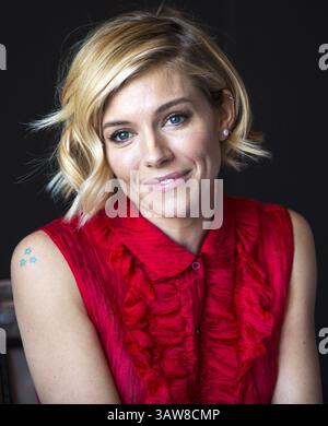 4. Dezember 2014 – Hollywood, Kalifornien, USA – SIENNA MILLER wirbt für „American Sniper“. Sienna Rose Diana Miller (* 28. Dezember 1981) ist eine britisch-amerikanische Schauspielerin, Model und Modedesignerin. 2008 wurde sie für den BAFTA Rising Star Award nominiert, während sie für ihre Rolle als Tippi Hedren im Fernsehfilm The Girl 2012 für den BAFTA TV Award für die beste Schauspielerin und den Golden Globe Award für die beste Schauspielerin nominiert wurde. Zu ihren Filmrollen zählen der Krimi Layer Cake (2004), die Komödie Alfie (2004), das Biopic Factory Girl (2006), das Drama The Edge of Love (2008) und der Militärwissenschaftler Stockfoto