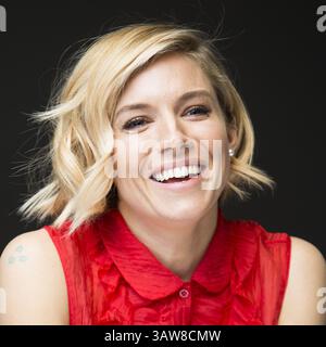 4. Dezember 2014 – Hollywood, Kalifornien, USA – SIENNA MILLER wirbt für „American Sniper“. Sienna Rose Diana Miller (* 28. Dezember 1981) ist eine britisch-amerikanische Schauspielerin, Model und Modedesignerin. 2008 wurde sie für den BAFTA Rising Star Award nominiert, während sie für ihre Rolle als Tippi Hedren im Fernsehfilm The Girl 2012 für den BAFTA TV Award für die beste Schauspielerin und den Golden Globe Award für die beste Schauspielerin nominiert wurde. Zu ihren Filmrollen zählen der Krimi Layer Cake (2004), die Komödie Alfie (2004), das Biopic Factory Girl (2006), das Drama The Edge of Love (2008) und der Militärwissenschaftler Stockfoto