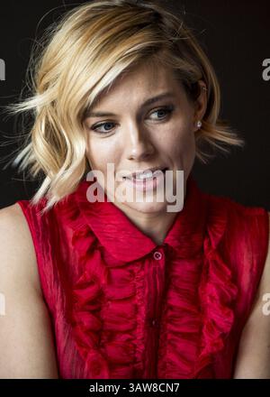 4. Dezember 2014 – Hollywood, Kalifornien, USA – SIENNA MILLER wirbt für „American Sniper“. Sienna Rose Diana Miller (* 28. Dezember 1981) ist eine britisch-amerikanische Schauspielerin, Model und Modedesignerin. 2008 wurde sie für den BAFTA Rising Star Award nominiert, während sie für ihre Rolle als Tippi Hedren im Fernsehfilm The Girl 2012 für den BAFTA TV Award für die beste Schauspielerin und den Golden Globe Award für die beste Schauspielerin nominiert wurde. Zu ihren Filmrollen zählen der Krimi Layer Cake (2004), die Komödie Alfie (2004), das Biopic Factory Girl (2006), das Drama The Edge of Love (2008) und der Militärwissenschaftler Stockfoto