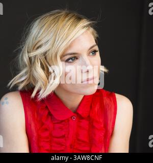 4. Dezember 2014 – Hollywood, Kalifornien, USA – SIENNA MILLER wirbt für „American Sniper“. Sienna Rose Diana Miller (* 28. Dezember 1981) ist eine britisch-amerikanische Schauspielerin, Model und Modedesignerin. 2008 wurde sie für den BAFTA Rising Star Award nominiert, während sie für ihre Rolle als Tippi Hedren im Fernsehfilm The Girl 2012 für den BAFTA TV Award für die beste Schauspielerin und den Golden Globe Award für die beste Schauspielerin nominiert wurde. Zu ihren Filmrollen zählen der Krimi Layer Cake (2004), die Komödie Alfie (2004), das Biopic Factory Girl (2006), das Drama The Edge of Love (2008) und der Militärwissenschaftler Stockfoto