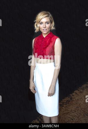 4. Dezember 2014 – Hollywood, Kalifornien, USA – SIENNA MILLER wirbt für „American Sniper“. Sienna Rose Diana Miller (* 28. Dezember 1981) ist eine britisch-amerikanische Schauspielerin, Model und Modedesignerin. 2008 wurde sie für den BAFTA Rising Star Award nominiert, während sie für ihre Rolle als Tippi Hedren im Fernsehfilm The Girl 2012 für den BAFTA TV Award für die beste Schauspielerin und den Golden Globe Award für die beste Schauspielerin nominiert wurde. Zu ihren Filmrollen zählen der Krimi Layer Cake (2004), die Komödie Alfie (2004), das Biopic Factory Girl (2006), das Drama The Edge of Love (2008) und der Militärwissenschaftler Stockfoto