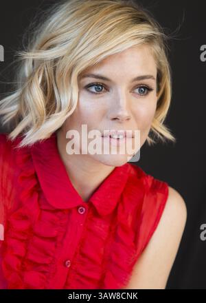 4. Dezember 2014 – Hollywood, Kalifornien, USA – SIENNA MILLER wirbt für „American Sniper“. Sienna Rose Diana Miller (* 28. Dezember 1981) ist eine britisch-amerikanische Schauspielerin, Model und Modedesignerin. 2008 wurde sie für den BAFTA Rising Star Award nominiert, während sie für ihre Rolle als Tippi Hedren im Fernsehfilm The Girl 2012 für den BAFTA TV Award für die beste Schauspielerin und den Golden Globe Award für die beste Schauspielerin nominiert wurde. Zu ihren Filmrollen zählen der Krimi Layer Cake (2004), die Komödie Alfie (2004), das Biopic Factory Girl (2006), das Drama The Edge of Love (2008) und der Militärwissenschaftler Stockfoto