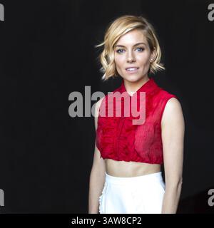 4. Dezember 2014 – Hollywood, Kalifornien, USA – SIENNA MILLER wirbt für „American Sniper“. Sienna Rose Diana Miller (* 28. Dezember 1981) ist eine britisch-amerikanische Schauspielerin, Model und Modedesignerin. 2008 wurde sie für den BAFTA Rising Star Award nominiert, während sie für ihre Rolle als Tippi Hedren im Fernsehfilm The Girl 2012 für den BAFTA TV Award für die beste Schauspielerin und den Golden Globe Award für die beste Schauspielerin nominiert wurde. Zu ihren Filmrollen zählen der Krimi Layer Cake (2004), die Komödie Alfie (2004), das Biopic Factory Girl (2006), das Drama The Edge of Love (2008) und der Militärwissenschaftler Stockfoto