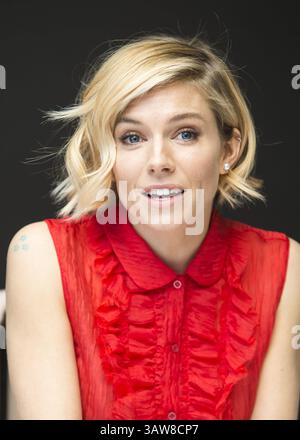 4. Dezember 2014 – Hollywood, Kalifornien, USA – SIENNA MILLER wirbt für „American Sniper“. Sienna Rose Diana Miller (* 28. Dezember 1981) ist eine britisch-amerikanische Schauspielerin, Model und Modedesignerin. 2008 wurde sie für den BAFTA Rising Star Award nominiert, während sie für ihre Rolle als Tippi Hedren im Fernsehfilm The Girl 2012 für den BAFTA TV Award für die beste Schauspielerin und den Golden Globe Award für die beste Schauspielerin nominiert wurde. Zu ihren Filmrollen zählen der Krimi Layer Cake (2004), die Komödie Alfie (2004), das Biopic Factory Girl (2006), das Drama The Edge of Love (2008) und der Militärwissenschaftler Stockfoto