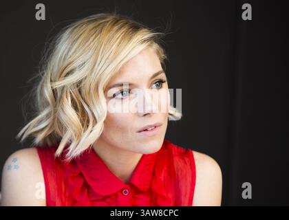 4. Dezember 2014 – Hollywood, Kalifornien, USA – SIENNA MILLER wirbt für „American Sniper“. Sienna Rose Diana Miller (* 28. Dezember 1981) ist eine britisch-amerikanische Schauspielerin, Model und Modedesignerin. 2008 wurde sie für den BAFTA Rising Star Award nominiert, während sie für ihre Rolle als Tippi Hedren im Fernsehfilm The Girl 2012 für den BAFTA TV Award für die beste Schauspielerin und den Golden Globe Award für die beste Schauspielerin nominiert wurde. Zu ihren Filmrollen zählen der Krimi Layer Cake (2004), die Komödie Alfie (2004), das Biopic Factory Girl (2006), das Drama The Edge of Love (2008) und der Militärwissenschaftler Stockfoto