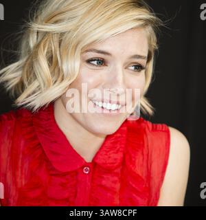 4. Dezember 2014 – Hollywood, Kalifornien, USA – SIENNA MILLER wirbt für „American Sniper“. Sienna Rose Diana Miller (* 28. Dezember 1981) ist eine britisch-amerikanische Schauspielerin, Model und Modedesignerin. 2008 wurde sie für den BAFTA Rising Star Award nominiert, während sie für ihre Rolle als Tippi Hedren im Fernsehfilm The Girl 2012 für den BAFTA TV Award für die beste Schauspielerin und den Golden Globe Award für die beste Schauspielerin nominiert wurde. Zu ihren Filmrollen zählen der Krimi Layer Cake (2004), die Komödie Alfie (2004), das Biopic Factory Girl (2006), das Drama The Edge of Love (2008) und der Militärwissenschaftler Stockfoto