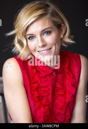 4. Dezember 2014 – Hollywood, Kalifornien, USA – SIENNA MILLER wirbt für „American Sniper“. Sienna Rose Diana Miller (* 28. Dezember 1981) ist eine britisch-amerikanische Schauspielerin, Model und Modedesignerin. 2008 wurde sie für den BAFTA Rising Star Award nominiert, während sie für ihre Rolle als Tippi Hedren im Fernsehfilm The Girl 2012 für den BAFTA TV Award für die beste Schauspielerin und den Golden Globe Award für die beste Schauspielerin nominiert wurde. Zu ihren Filmrollen zählen der Krimi Layer Cake (2004), die Komödie Alfie (2004), das Biopic Factory Girl (2006), das Drama The Edge of Love (2008) und der Militärwissenschaftler Stockfoto