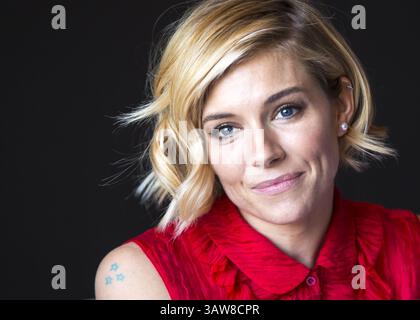 4. Dezember 2014 – Hollywood, Kalifornien, USA – SIENNA MILLER wirbt für „American Sniper“. Sienna Rose Diana Miller (* 28. Dezember 1981) ist eine britisch-amerikanische Schauspielerin, Model und Modedesignerin. 2008 wurde sie für den BAFTA Rising Star Award nominiert, während sie für ihre Rolle als Tippi Hedren im Fernsehfilm The Girl 2012 für den BAFTA TV Award für die beste Schauspielerin und den Golden Globe Award für die beste Schauspielerin nominiert wurde. Zu ihren Filmrollen zählen der Krimi Layer Cake (2004), die Komödie Alfie (2004), das Biopic Factory Girl (2006), das Drama The Edge of Love (2008) und der Militärwissenschaftler Stockfoto