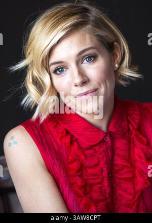 4. Dezember 2014 – Hollywood, Kalifornien, USA – SIENNA MILLER wirbt für „American Sniper“. Sienna Rose Diana Miller (* 28. Dezember 1981) ist eine britisch-amerikanische Schauspielerin, Model und Modedesignerin. 2008 wurde sie für den BAFTA Rising Star Award nominiert, während sie für ihre Rolle als Tippi Hedren im Fernsehfilm The Girl 2012 für den BAFTA TV Award für die beste Schauspielerin und den Golden Globe Award für die beste Schauspielerin nominiert wurde. Zu ihren Filmrollen zählen der Krimi Layer Cake (2004), die Komödie Alfie (2004), das Biopic Factory Girl (2006), das Drama The Edge of Love (2008) und der Militärwissenschaftler Stockfoto