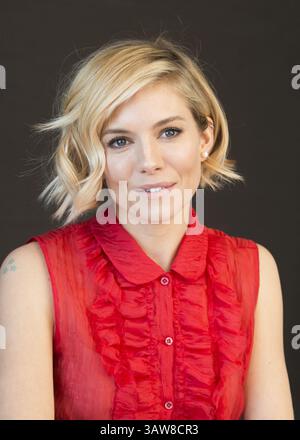 4. Dezember 2014 – Hollywood, Kalifornien, USA – SIENNA MILLER wirbt für „American Sniper“. Sienna Rose Diana Miller (* 28. Dezember 1981) ist eine britisch-amerikanische Schauspielerin, Model und Modedesignerin. 2008 wurde sie für den BAFTA Rising Star Award nominiert, während sie für ihre Rolle als Tippi Hedren im Fernsehfilm The Girl 2012 für den BAFTA TV Award für die beste Schauspielerin und den Golden Globe Award für die beste Schauspielerin nominiert wurde. Zu ihren Filmrollen zählen der Krimi Layer Cake (2004), die Komödie Alfie (2004), das Biopic Factory Girl (2006), das Drama The Edge of Love (2008) und der Militärwissenschaftler Stockfoto