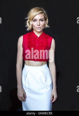 4. Dezember 2014 – Hollywood, Kalifornien, USA – SIENNA MILLER wirbt für „American Sniper“. Sienna Rose Diana Miller (* 28. Dezember 1981) ist eine britisch-amerikanische Schauspielerin, Model und Modedesignerin. 2008 wurde sie für den BAFTA Rising Star Award nominiert, während sie für ihre Rolle als Tippi Hedren im Fernsehfilm The Girl 2012 für den BAFTA TV Award für die beste Schauspielerin und den Golden Globe Award für die beste Schauspielerin nominiert wurde. Zu ihren Filmrollen zählen der Krimi Layer Cake (2004), die Komödie Alfie (2004), das Biopic Factory Girl (2006), das Drama The Edge of Love (2008) und der Militärwissenschaftler Stockfoto