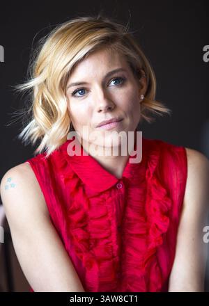 4. Dezember 2014 – Hollywood, Kalifornien, USA – SIENNA MILLER wirbt für „American Sniper“. Sienna Rose Diana Miller (* 28. Dezember 1981) ist eine britisch-amerikanische Schauspielerin, Model und Modedesignerin. 2008 wurde sie für den BAFTA Rising Star Award nominiert, während sie für ihre Rolle als Tippi Hedren im Fernsehfilm The Girl 2012 für den BAFTA TV Award für die beste Schauspielerin und den Golden Globe Award für die beste Schauspielerin nominiert wurde. Zu ihren Filmrollen zählen der Krimi Layer Cake (2004), die Komödie Alfie (2004), das Biopic Factory Girl (2006), das Drama The Edge of Love (2008) und der Militärwissenschaftler Stockfoto