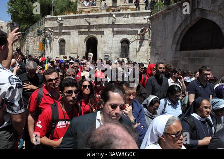 Katholische Pilger gehen betend und singend in der Karfreitagsprozession auf der Via Dolorosa in der Altstadt Jerusalems zum Gedenken an Christi Spaziergang nach Golgatha. Stockfoto