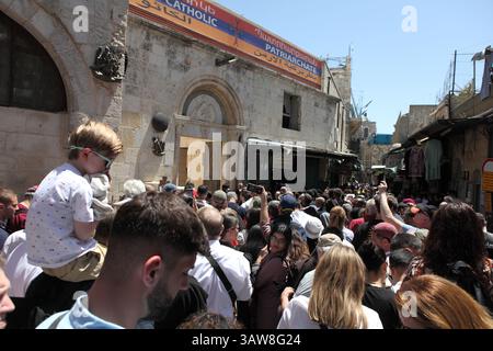 Kind sitzt auf Vaters Schultern, Rückansicht einer Menge katholischer Pilger, betend und singend, Karfreitagsprozession, Via Dolorosa, altes Jerusalem Stockfoto