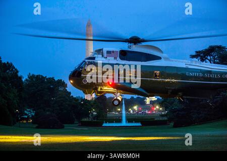 27. Mai 2016: Washington, District of Columbia, Vereinigte Staaten von Amerika - Präsident Barack Obama kehrt von seiner Reise nach Japan und Vietnam in Washington, DC, USA, am 27. Mai 2016 ins Weiße Haus zurück. Während seines Aufenthalts in Japan besuchte Obama als erster amtierender Präsident Hiroshima, wo die USA gegen Ende des Zweiten Weltkriegs im August 1945 die erste von zwei Atombomben abwarfen. Credit: Jim LoScalzo / Pool via CNP (Credit Image: © Jim Loscalzo/CNP via ZUMA Wire) Stockfoto