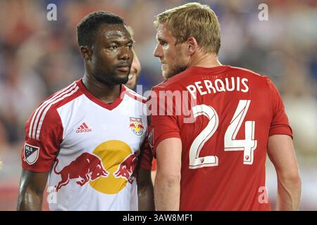 Mai 2016: Harrison, New Jersey, USA S - New York Red Bulls Verteidiger GIDEON BAAH (3) und Toronto FC Verteidiger DAMIEN PERQUIS (24) werden in der Red Bull Arena in Harrison New Jersey New York Red Bulls besiegen Toronto FC 3 zu 0 (Bild: © Brooks von Arx via ZUMA Wire) Stockfoto