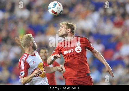 Mai 2016: Harrison, New Jersey, USA S - Toronto FC-Verteidiger DAMIEN PERQUIS (24) und New York Red Bulls Stürmer MIKE GRELLA (13) in Aktion in der Red Bull Arena in Harrison New Jersey New York Red Bulls besiegen Toronto FC mit 3 zu 0 (Credit Image: © Brooks von Arx via ZUMA Wire) Stockfoto
