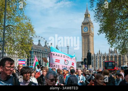 London, Großbritannien. April 2025. Tausende von Trans-Community, Unterstützer, darunter Vertreter von Gewerkschaften, versammelten sich vor einem marsch auf dem Parlamentsplatz, nachdem der Oberste Gerichtshof über die rechtliche Definition einer Frau entschieden hatte. Quelle: Eleventh Photography/Alamy Live News Stockfoto