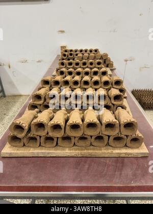 Terrakota-Krieger-Figuren in einer Werkstatt in Xian China. Tonfiguren gestapelte Nahansicht Stockfoto