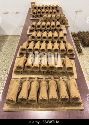 Terrakota-Krieger-Figuren in einer Werkstatt in Xian China. Tonfiguren gestapelte Nahansicht Stockfoto