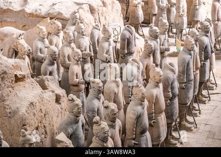 Terrakotta-Armeekrieger in Xian, China. Tausende von Tonsoldaten wurden mit dem Kaiser begraben, Nahaufnahme Stockfoto