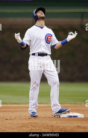 29. April 2016: Chicago, IL, USA – Tommy La Stella der Chicago Cubs verdoppelt sich am Freitag, 29. April 2016 im achten Inning gegen die Atlanta Braves im Wrigley Field in Chicago. Die Cubs haben mit 6:1 gewonnen. (Bild: © Jose M. Osorio/TNS via ZUMA Wire) Stockfoto
