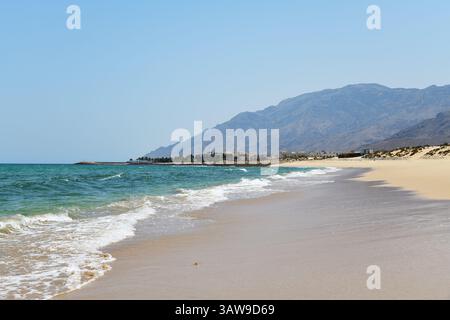 Saltunat von Oman. Weißer Sand am Jebel Sifah Public Beach. Stockfoto