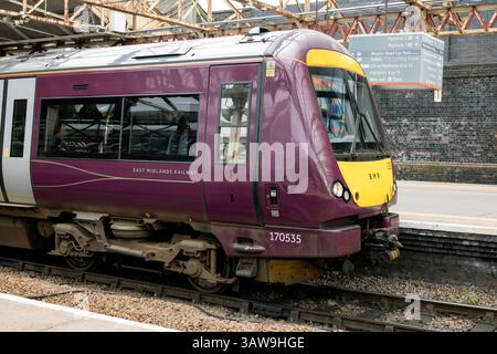 Dieseltriebwagen 170535 am Bahnsteig 4, Bahnhof Crewe. Freitag, 18. April 2025. Stockfoto
