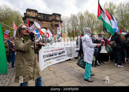 Glasgow, Schottland, Großbritannien. April 2025. Bei einem Protest, der vom Völkermord-Notfallkomitee in Gaza organisiert wurde, marschierten Demonstranten durch das Stadtzentrum von Glasgow Green. Die Demonstration wurde aufgerufen, um gegen Israels Verhalten im Gaza-Krieg zu protestieren. Credit: Cameron Scott/ZUMA Press Wire/ZUMA Wire/Alamy Live News Credit: ZUMA Press, Inc./Alamy Live News Stockfoto